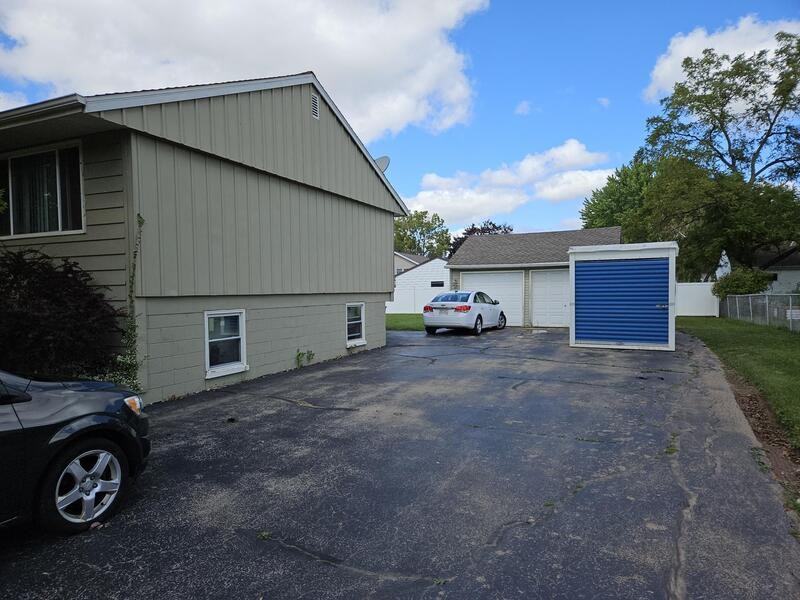 710 9th St - Photo 2 of 3