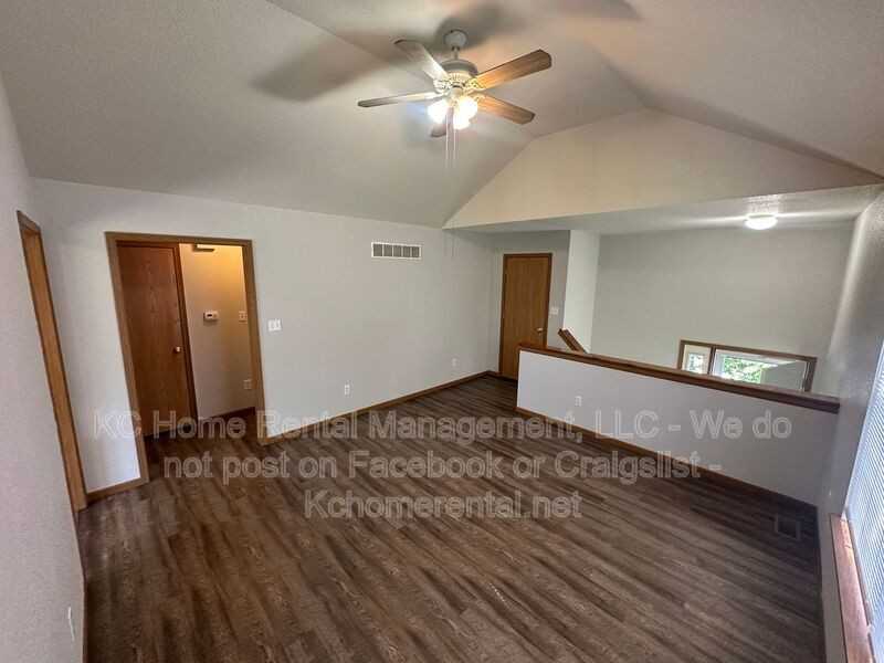 709 Se Drew Ct - Photo 4 of 34