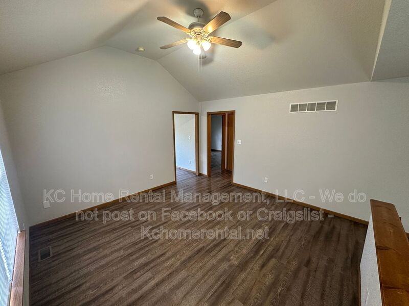 709 Se Drew Ct - Photo 5 of 34