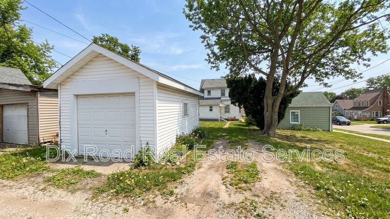 703 N D St - Photo 4 of 19