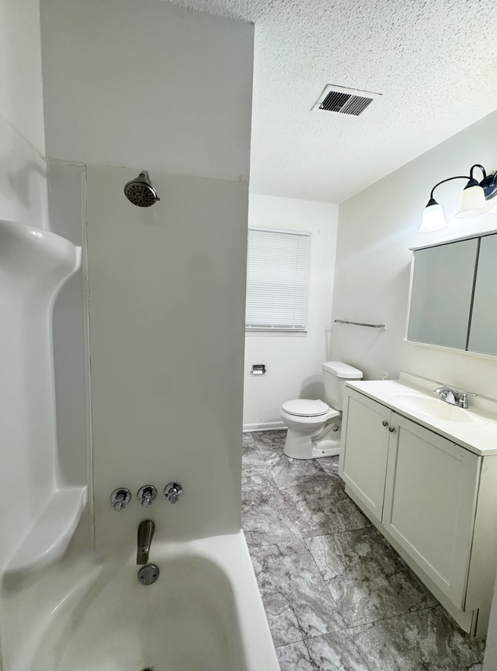 Colonial Court - Photo 5 of 20