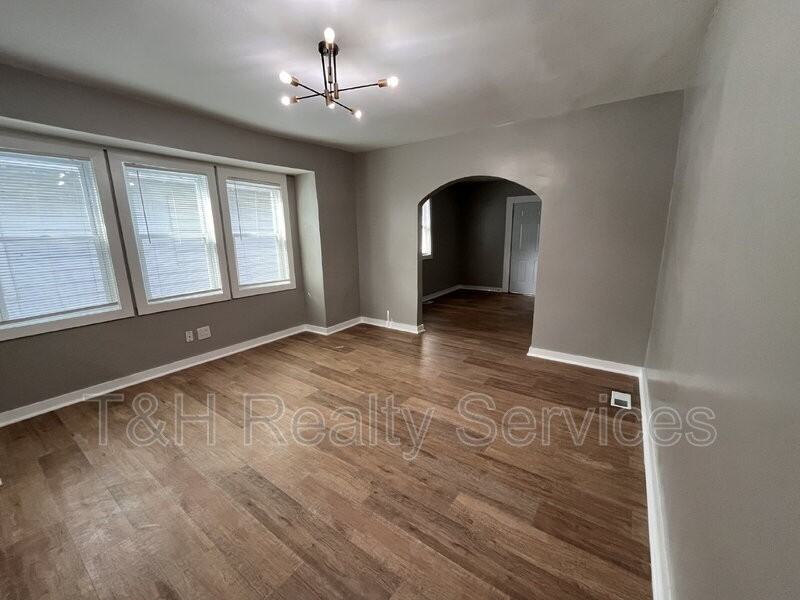 1927 N Dearborn St - Photo 6 of 18