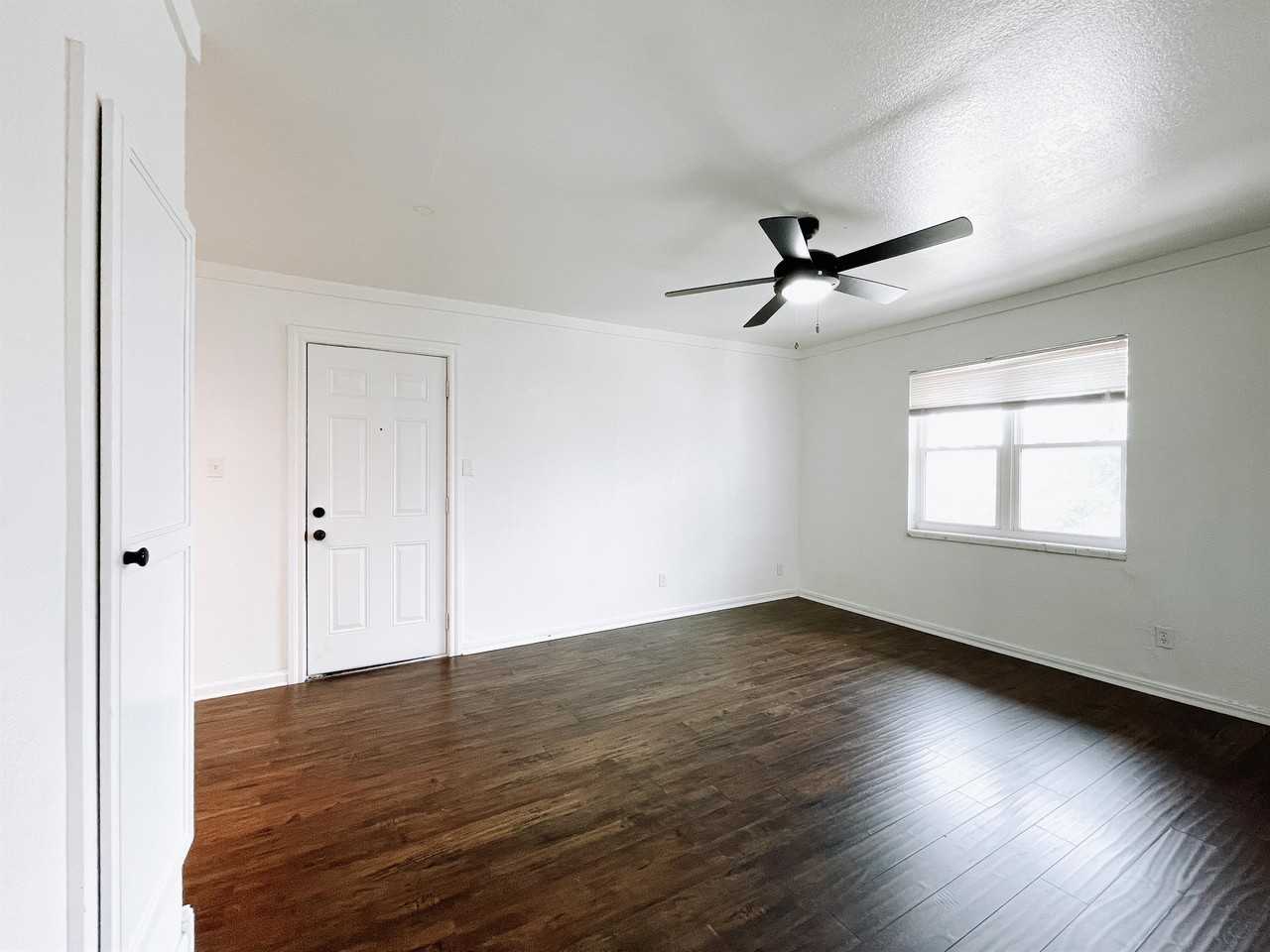 1714 N Lindsay Ave - Photo 2 of 19