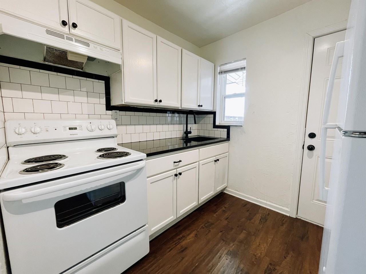 1714 N Lindsay Ave - Photo 4 of 19