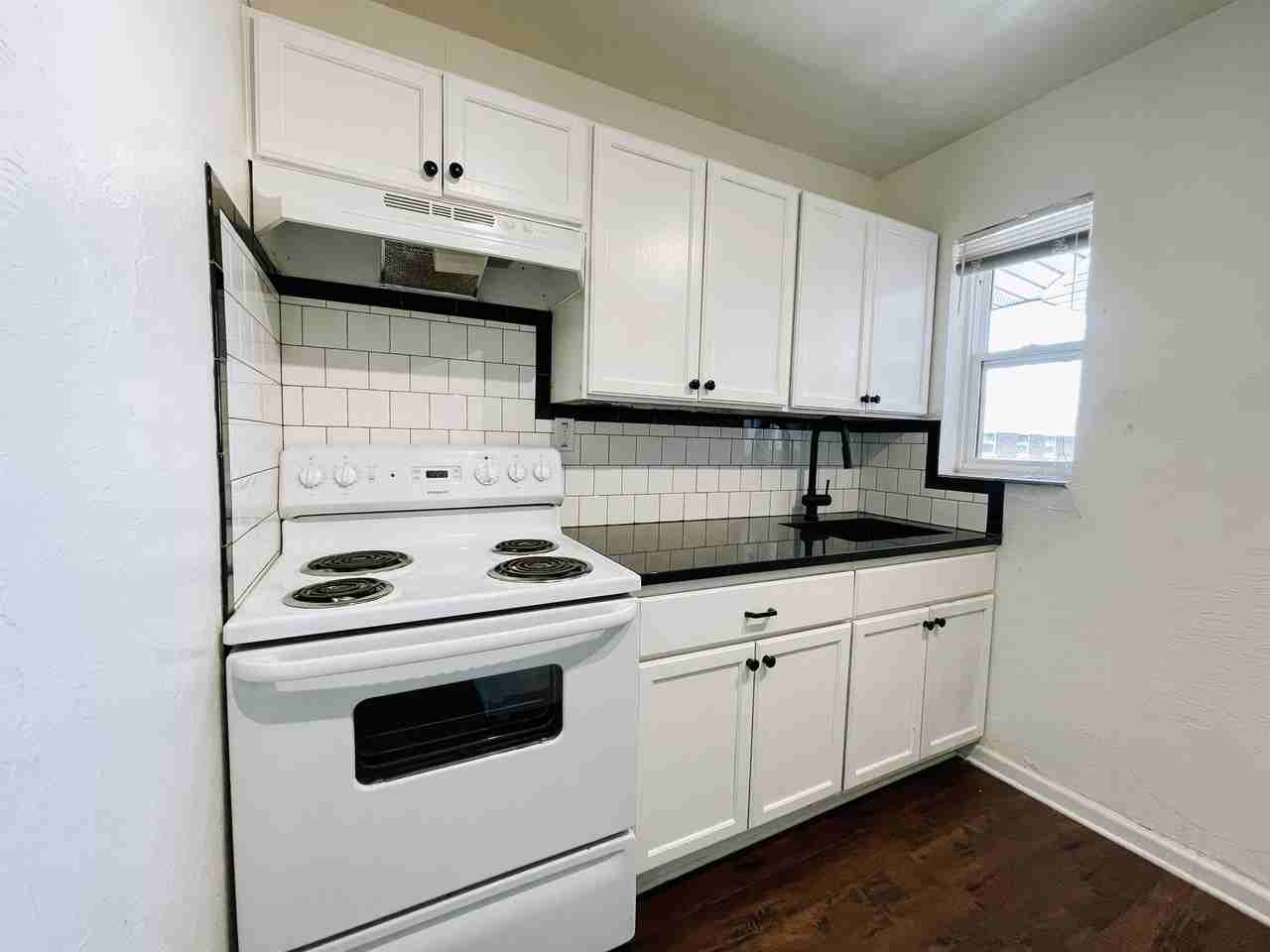 1714 N Lindsay Ave - Photo 5 of 19