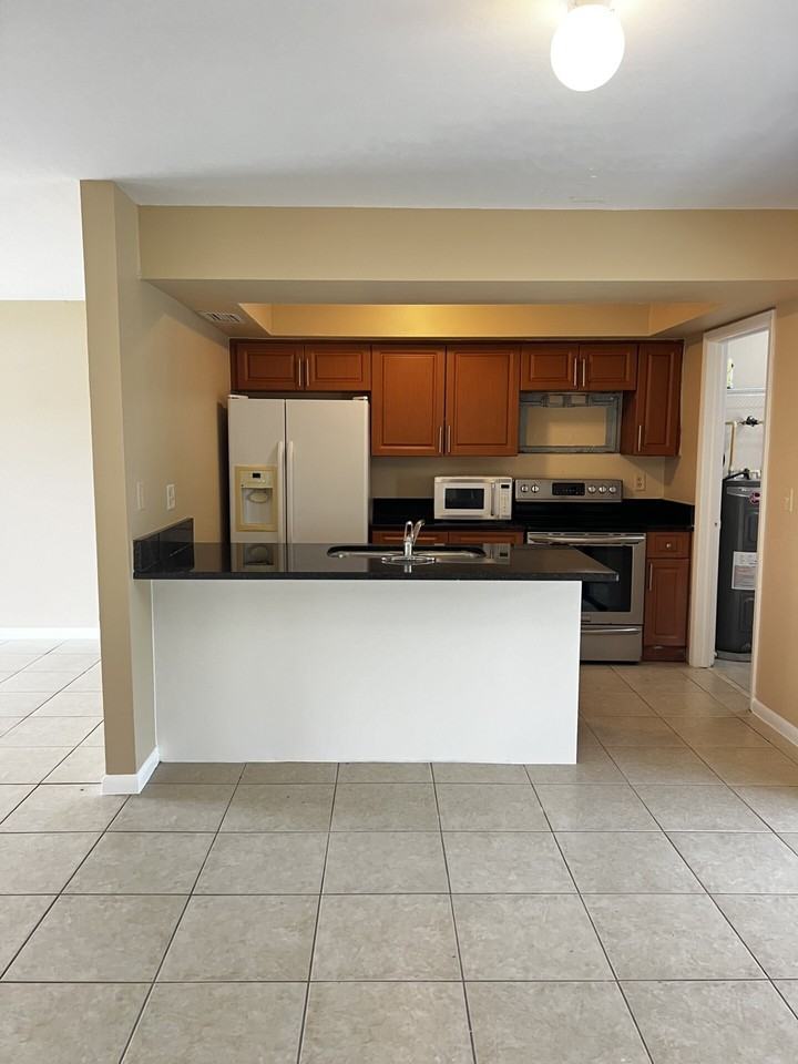 1807 Southwest 1st Avenue- A - Photo 3 of 8