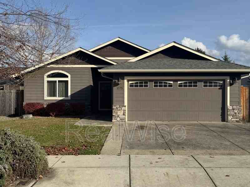 1575 Sw Yucca Dr - Photo 2 of 39