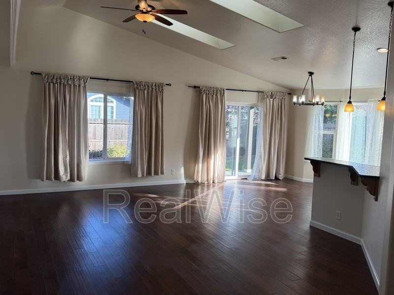 1575 Sw Yucca Dr - Photo 5 of 39