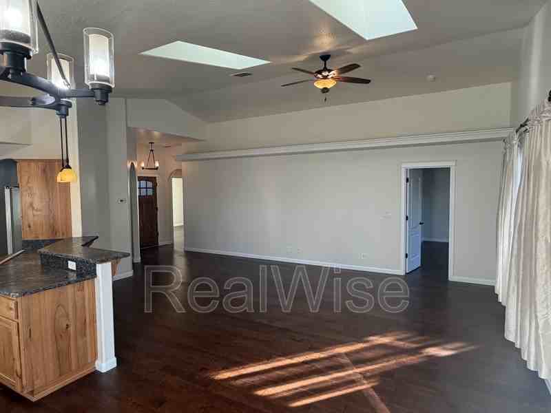1575 Sw Yucca Dr - Photo 7 of 39