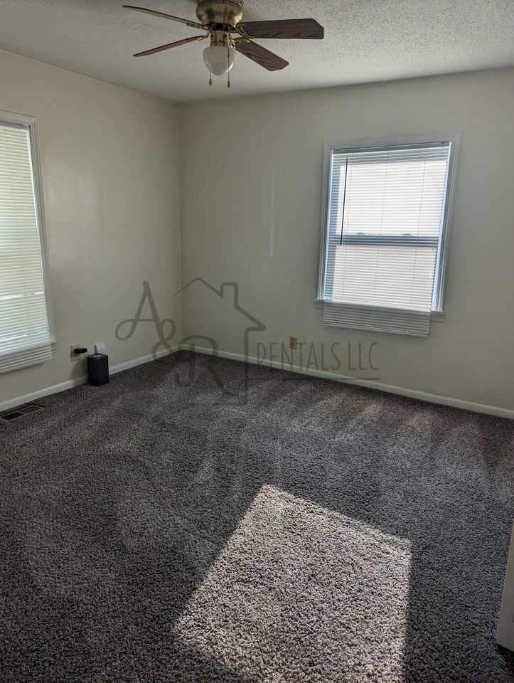 806 S Locust - Photo 2 of 6