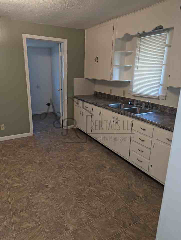 806 S Locust - Photo 3 of 6