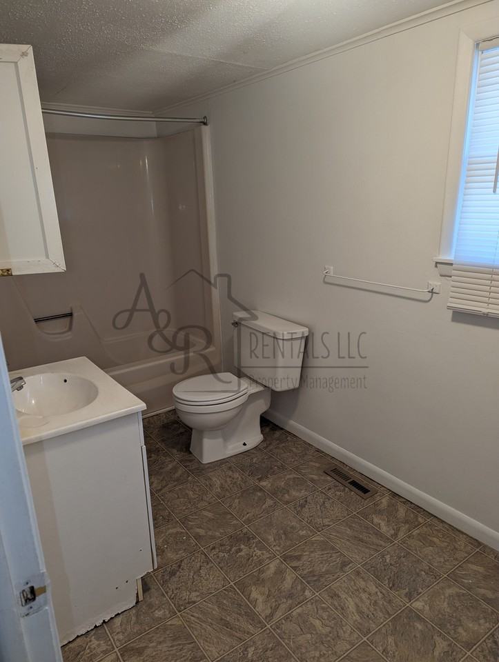 806 S Locust - Photo 5 of 6