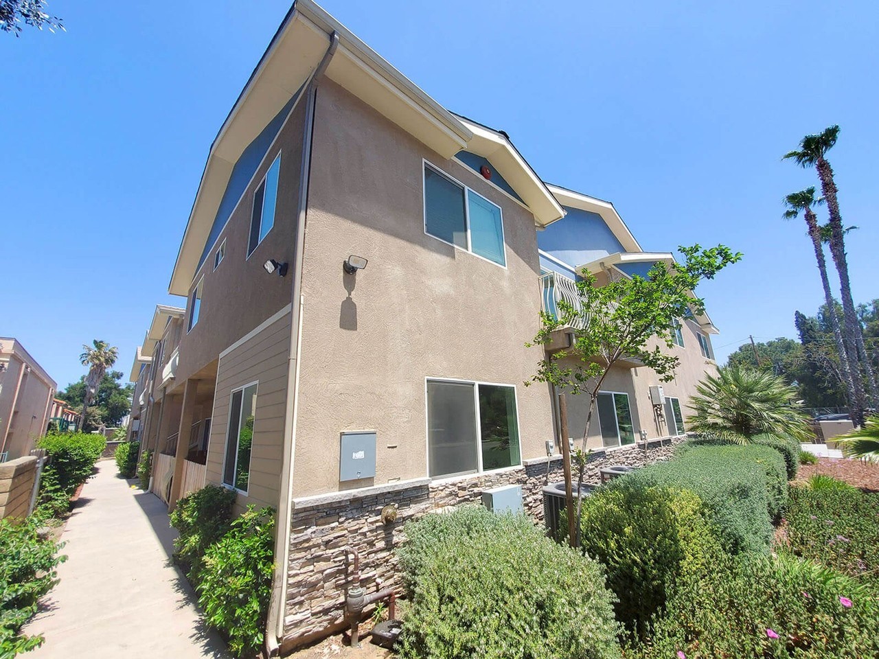 Laurel St Apartments - Photo 2 of 10