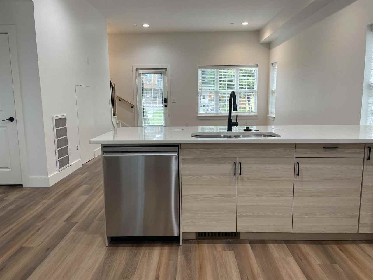 719 Deans Row Avenue- 101 - Photo 4 of 15