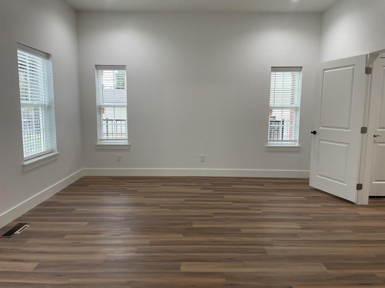719 Deans Row Avenue- 101 - Photo 6 of 15