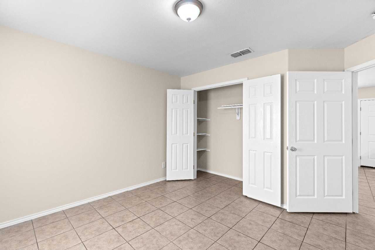 Portside Apartments - Photo 4 of 20