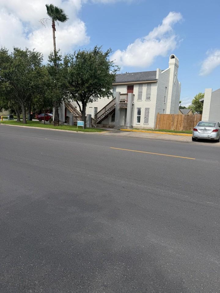 Colonial Square Apartments - Photo 2 of 4