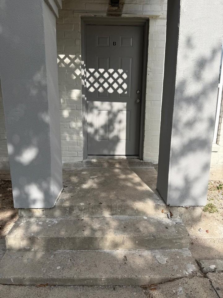 Colonial Square Apartments - Photo 3 of 4