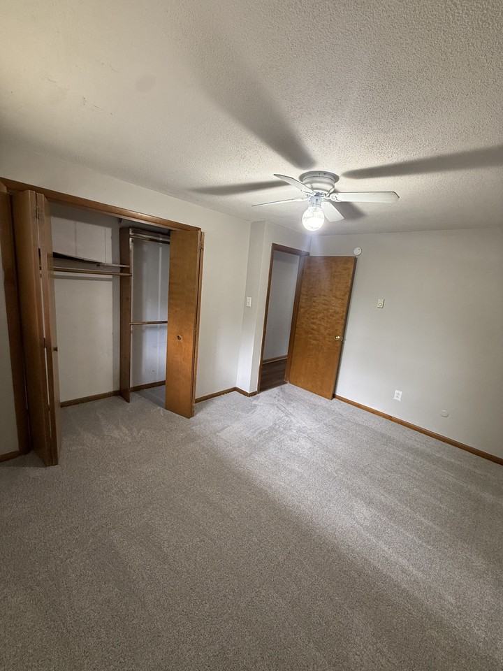 519 South Coventry Drive - Photo 7 of 9