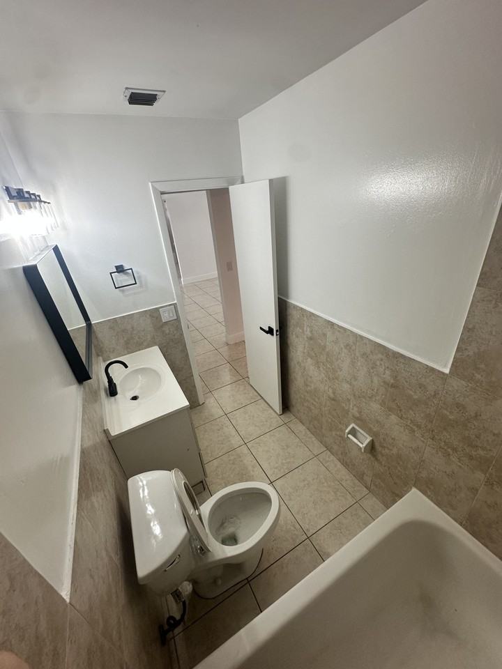 1130 West 37th Street - Photo 4 of 25