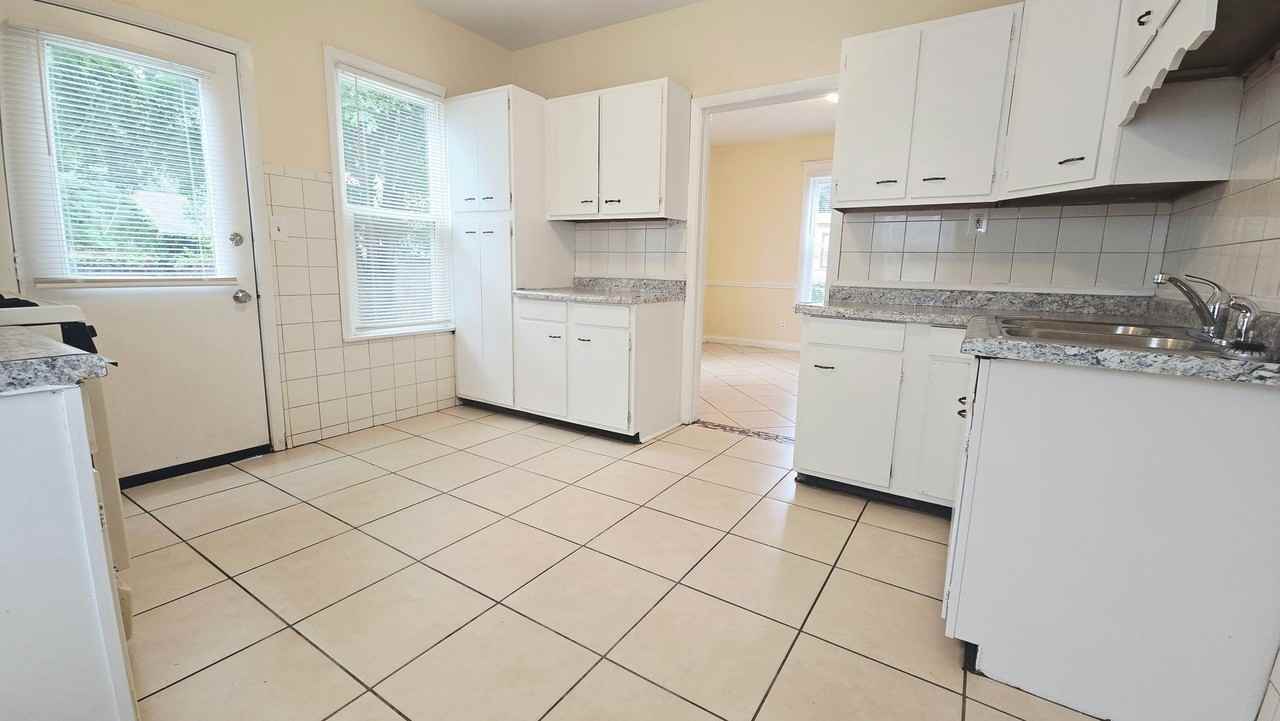 1307 Jackson St - Photo 2 of 12