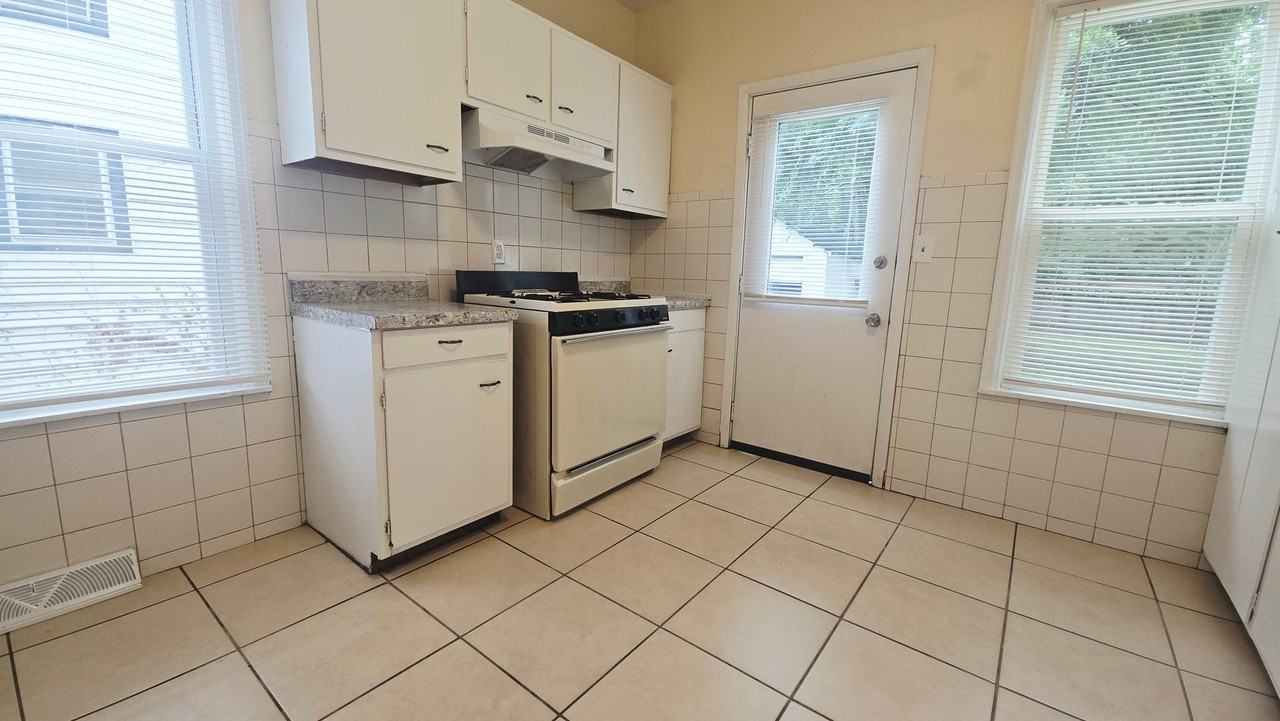 1307 Jackson St - Photo 3 of 12