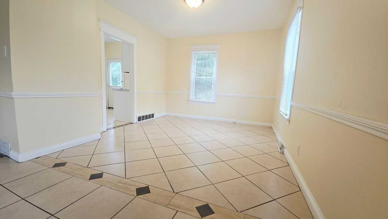 1307 Jackson St - Photo 4 of 12