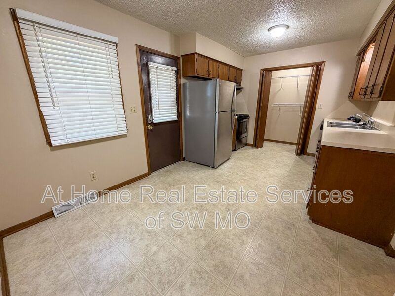 1911 Bellerive Dr - Photo 2 of 11