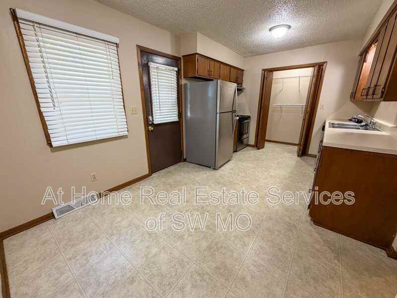 1911 Bellerive Dr - Photo 3 of 11