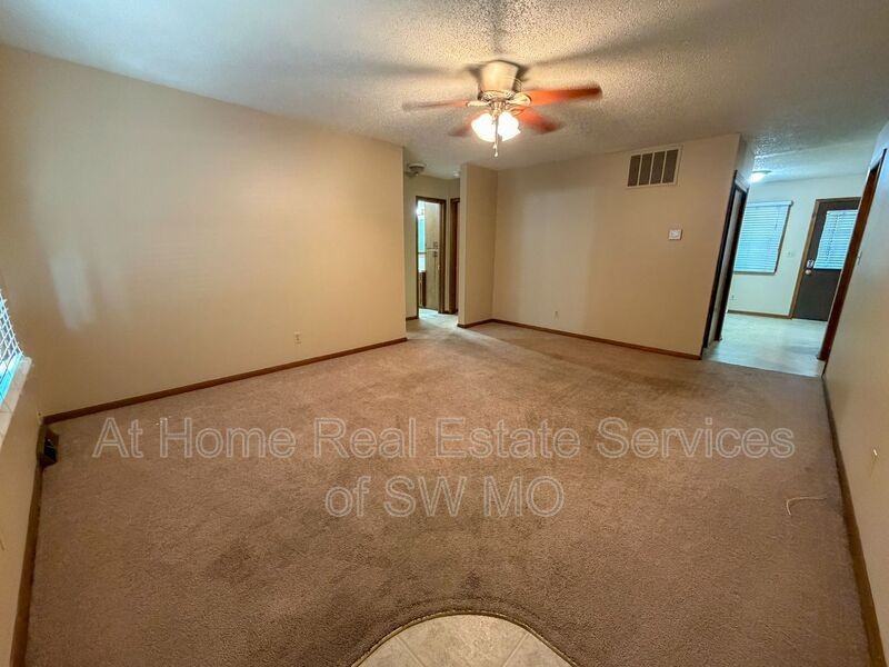 1911 Bellerive Dr - Photo 4 of 11