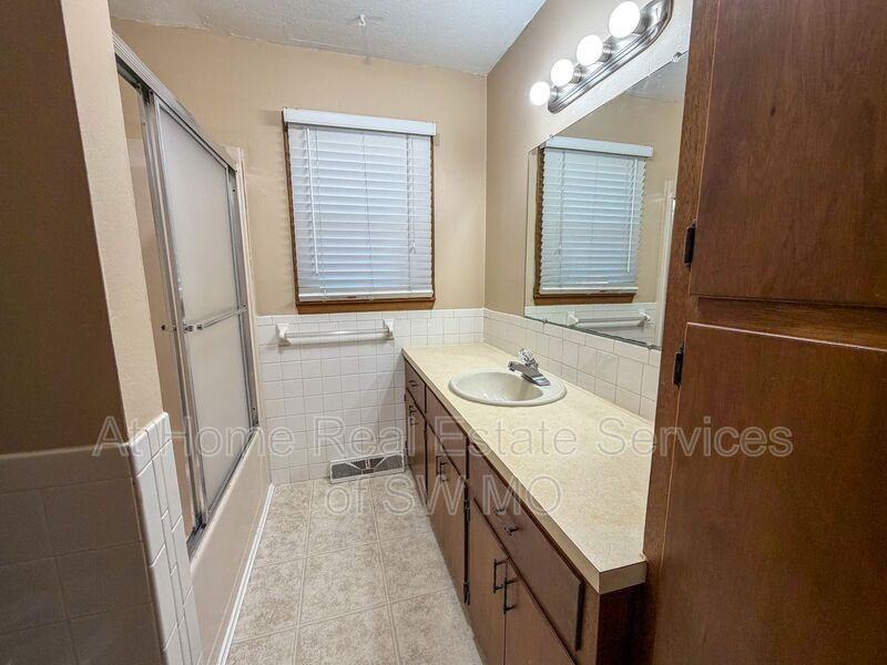 1911 Bellerive Dr - Photo 6 of 11