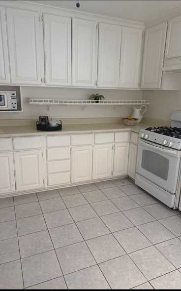 1361 Locust St - Photo 5 of 7