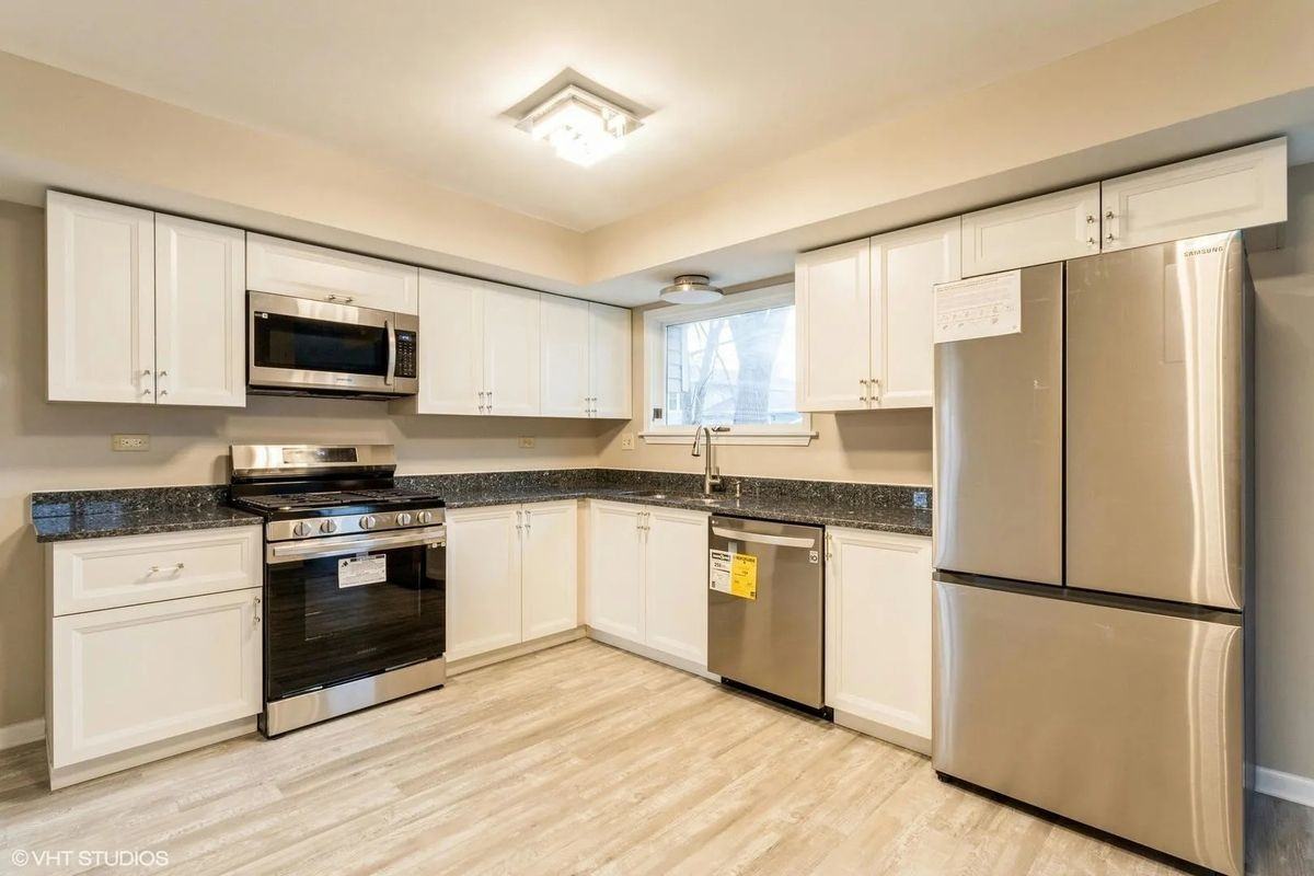 121 Richmond Dr - Photo 3 of 21
