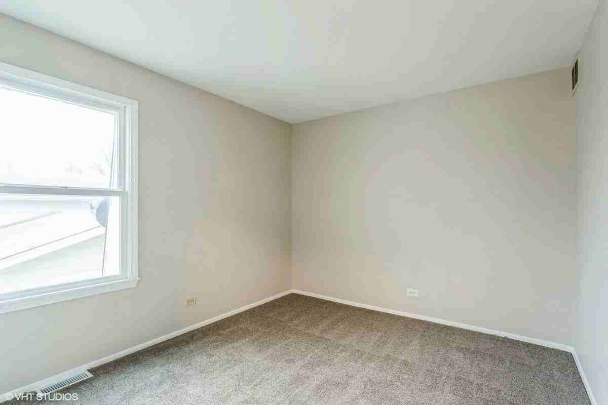 121 Richmond Dr - Photo 4 of 21