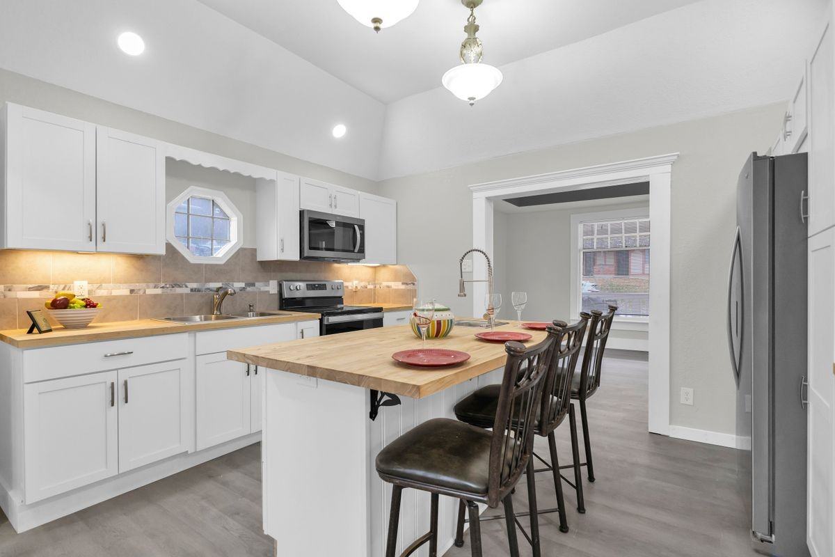 1407 Felix St - Photo 4 of 13