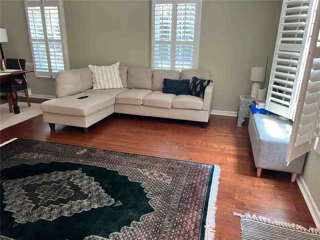 843 Heritage Sq - Photo 2 of 18