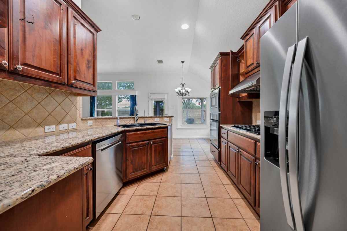2811 Checker Dr - Photo 4 of 30