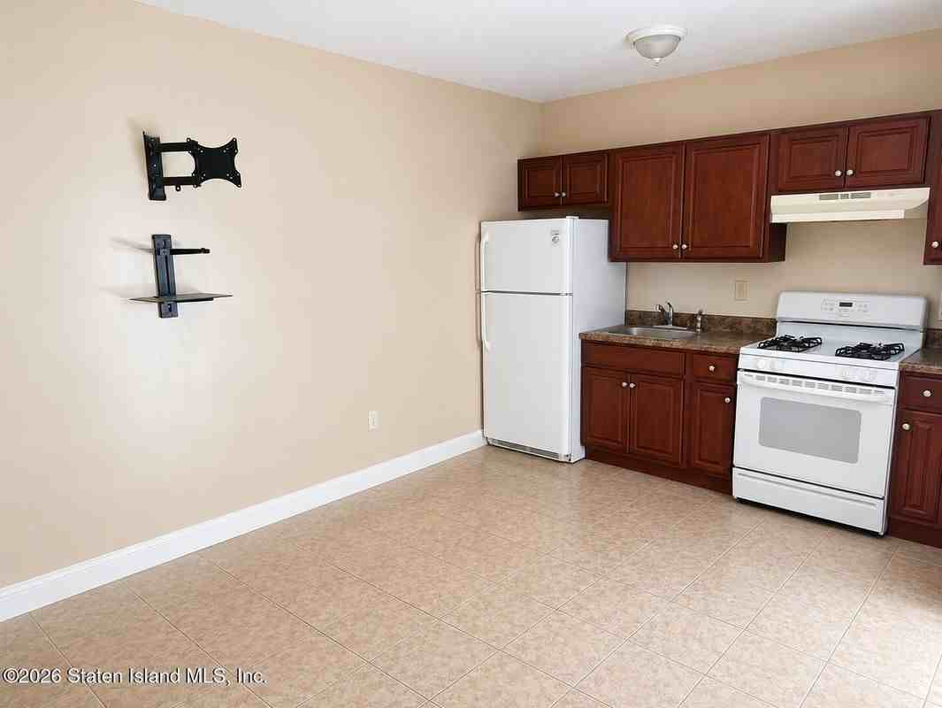 618 Rathbun Ave ##2 - Photo 4 of 12