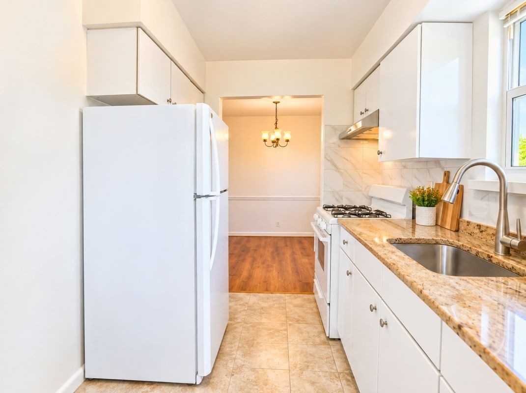 6118 186th St - Photo 6 of 15