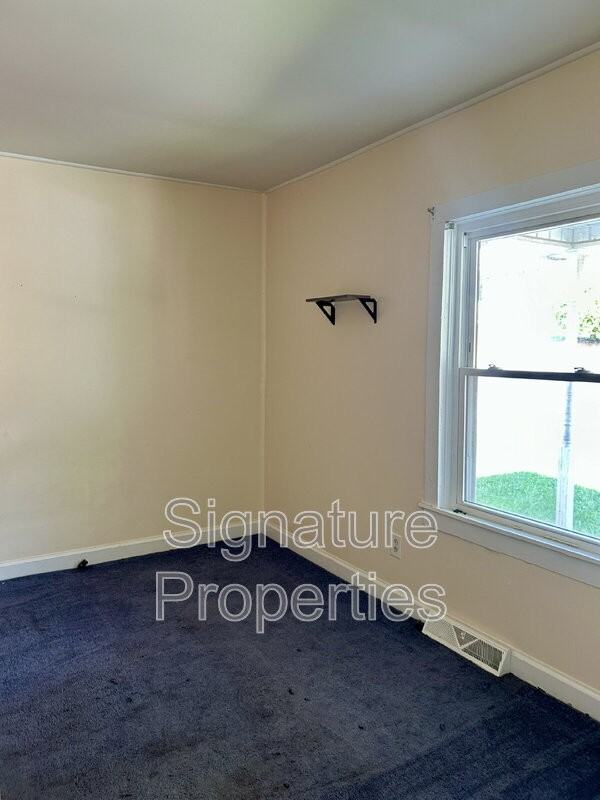 1014 Adele St - Photo 4 of 12