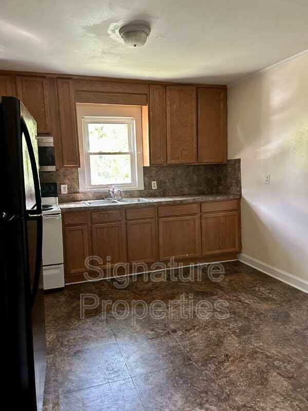 1014 Adele St - Photo 7 of 12