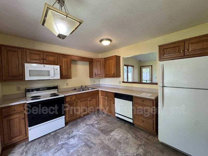 1504 Flagstone Dr - Photo 4 of 14