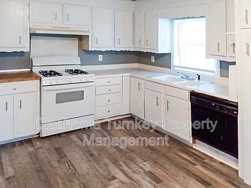 1203 W 5th St - Photo 2 of 8
