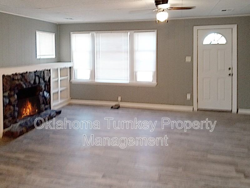 1203 W 5th St - Photo 3 of 8