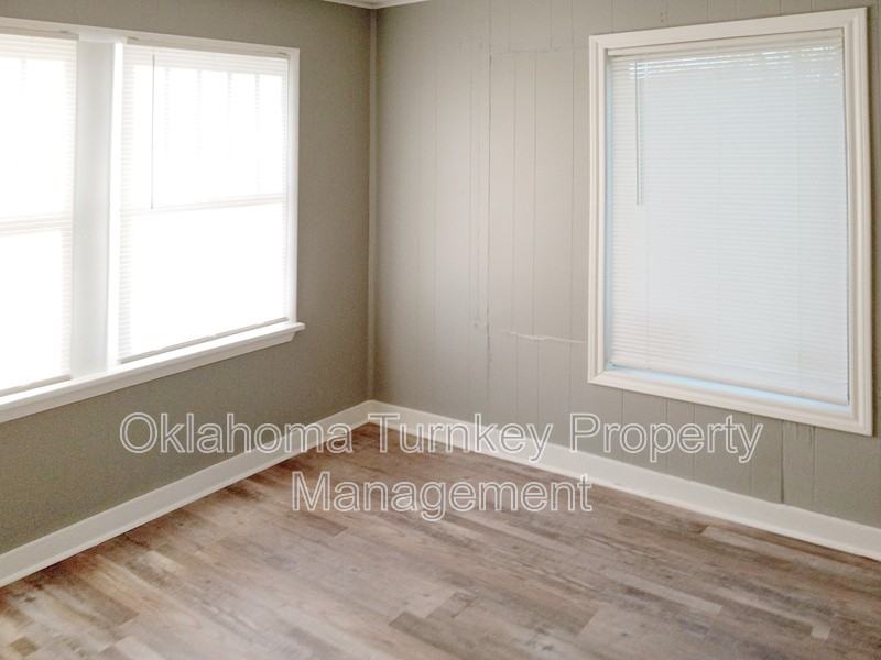 1203 W 5th St - Photo 4 of 8