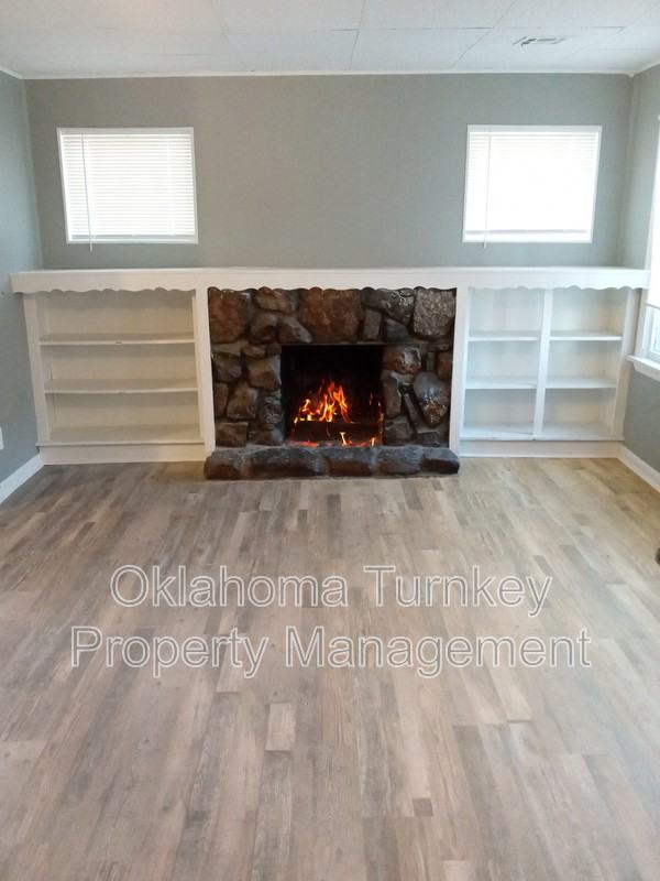 1203 W 5th St - Photo 5 of 8