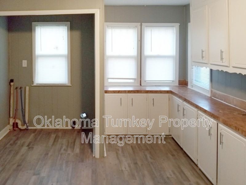 1203 W 5th St - Photo 7 of 8