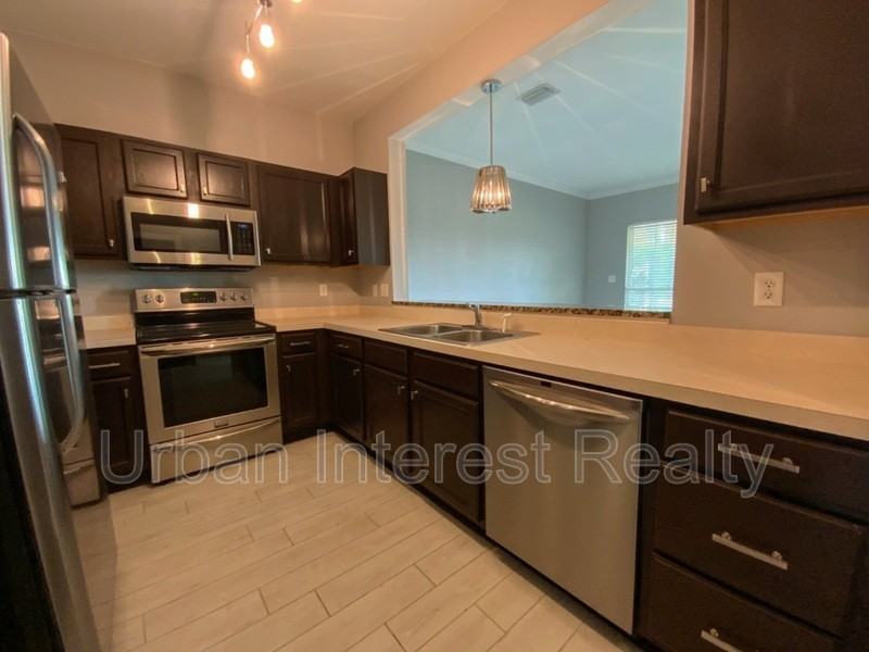 421 Twin Lakes Ln - Photo 3 of 18