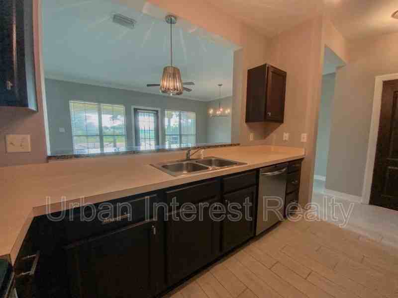 421 Twin Lakes Ln - Photo 4 of 18