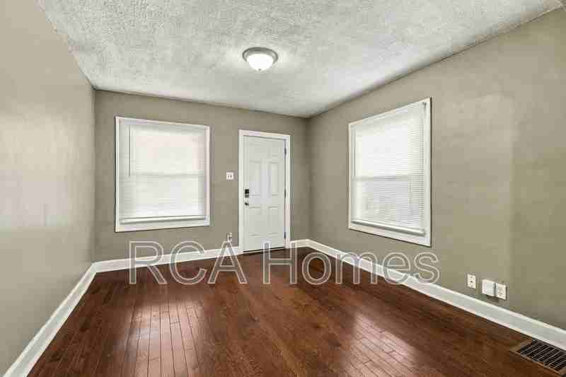 1126 E Bradbury Ave - Photo 2 of 8